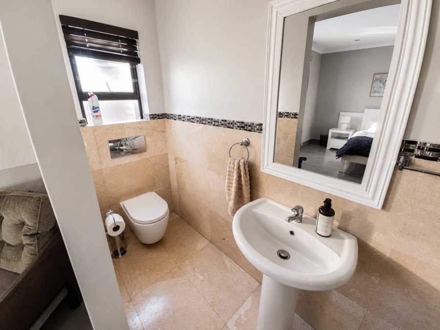 5 Bedroom Property for Sale in Flamingo Vlei Western Cape